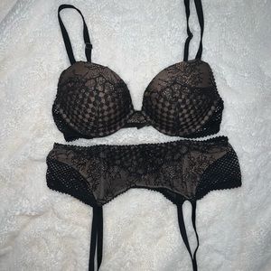 32b black bra with xs garter Victoria secret